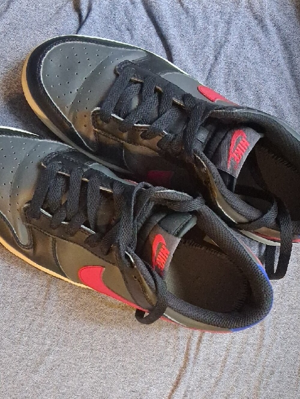 Nike Men’s Black and Red Low-Top Sneakers with White Sole - Picture 5 of 5
